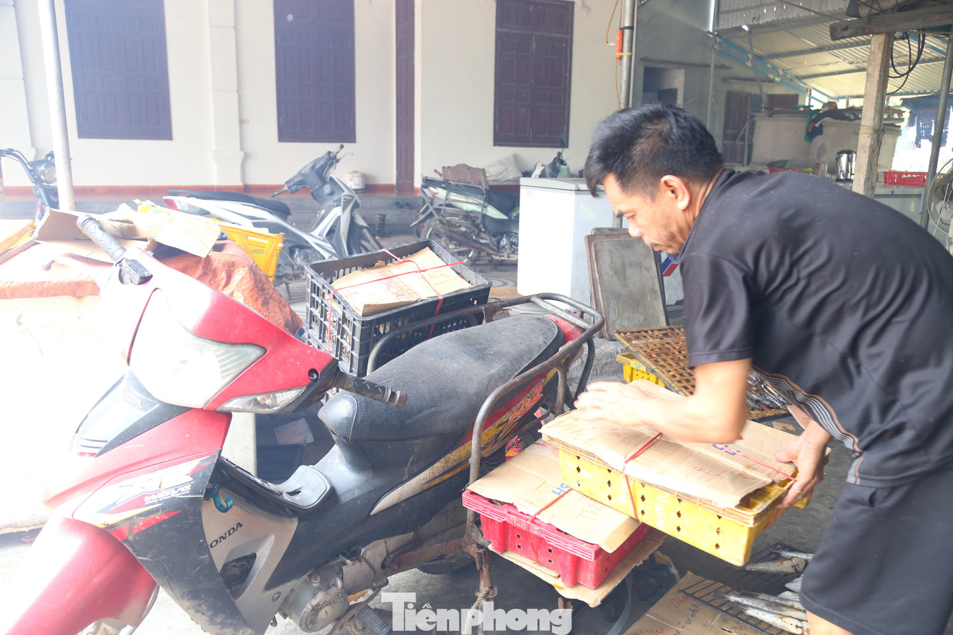 Hầu hết các gia đình ở đây đã trải qua 3 - 4 đời làm nghề nướng cá. Tuy vất vả nhưng hầu như không ai bỏ nghề đã nuôi sống họ và cả gia đình suốt nhiều năm nay.