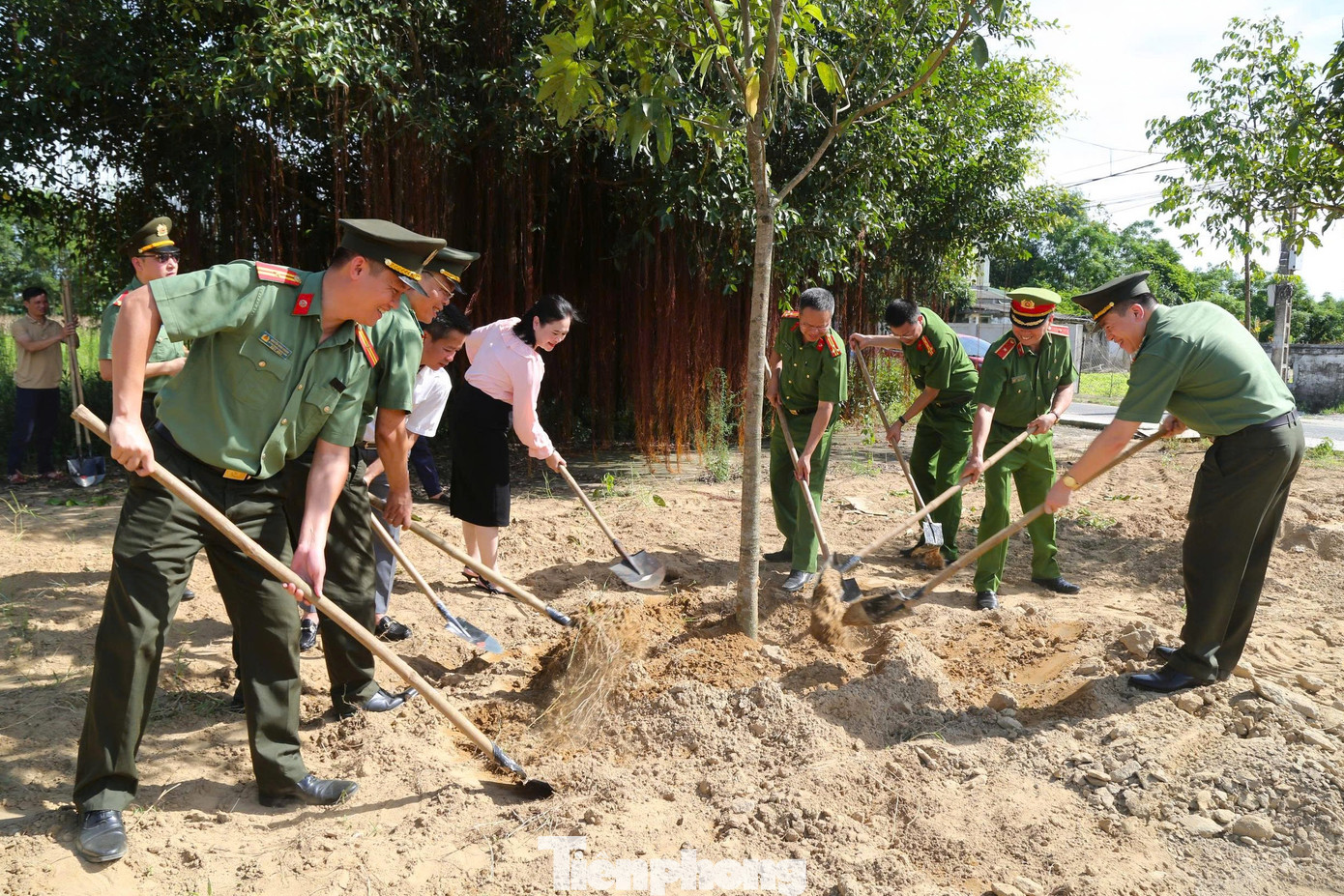 Sau lễ ra quân, các đại biểu tham gia trồng cây tại phường Nghi Hương.