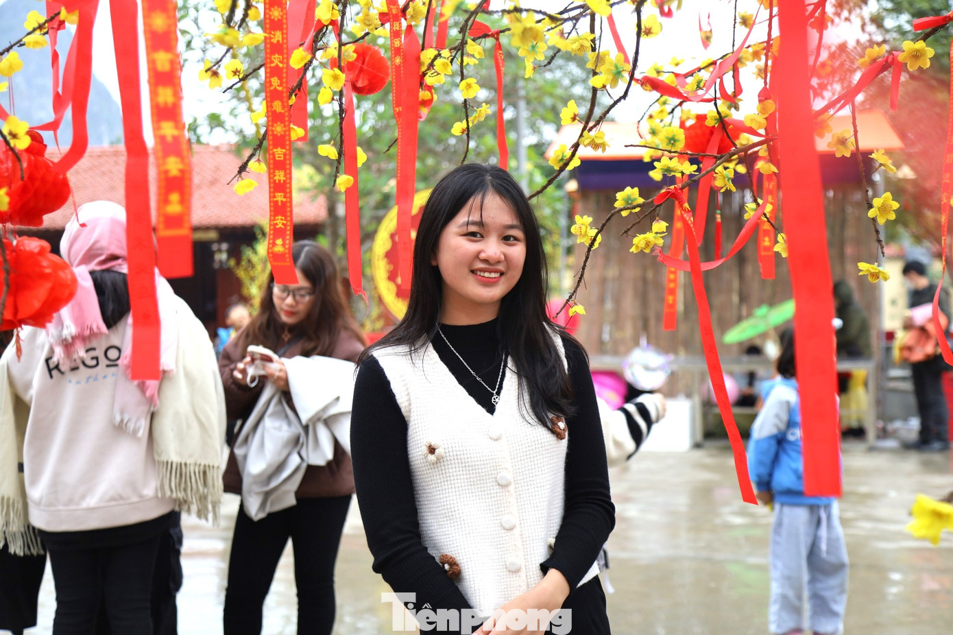 Bạn Nguyễn Thị Thúy Kiều (sinh viên trường Đại học Vinh) chia sẻ: “Nhà em cách chùa Cổ Am khoảng 80km nhưng gần như năm nào em cũng lên chùa, thành tâm cầu cho gia đình và người thân một năm mới sức khoẻ, bình an, gặp nhiều may mắn. Năm nay, chùa bày trí rất đẹp, lung linh”.