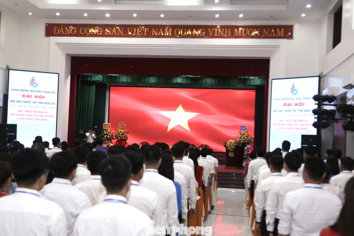 Các đại biểu thực hiện nghi thức Chào cờ. Các đại biểu thực hiện nghi thức Chào cờ.