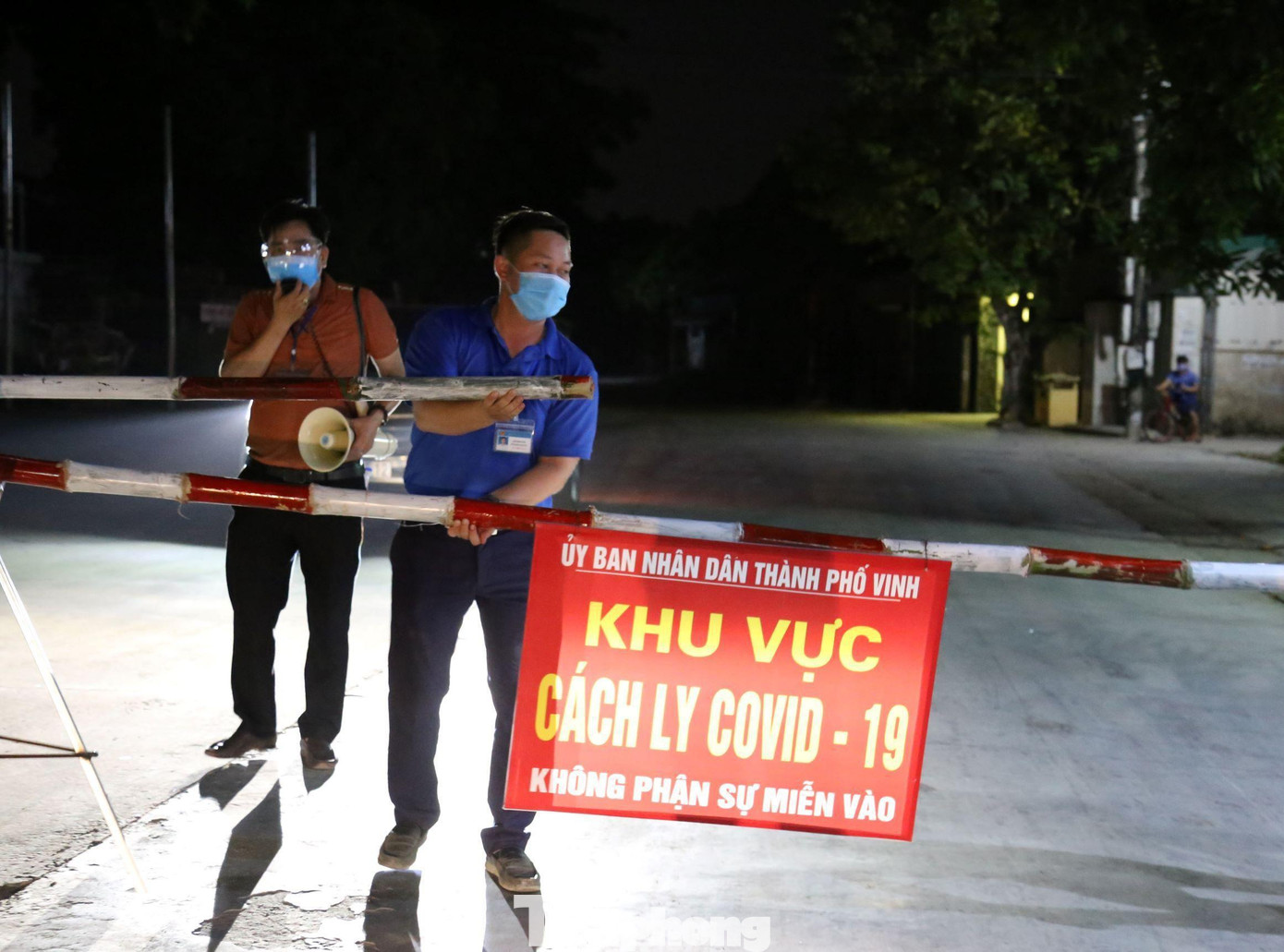 Tại phường Vinh Tân, ngay khi xuất hiện ca nhiễm COVID-19 trên địa bàn vào đêm 23/6, các chốt kiểm soát đã được siết chặt, hạn chế người ra vào địa bàn.