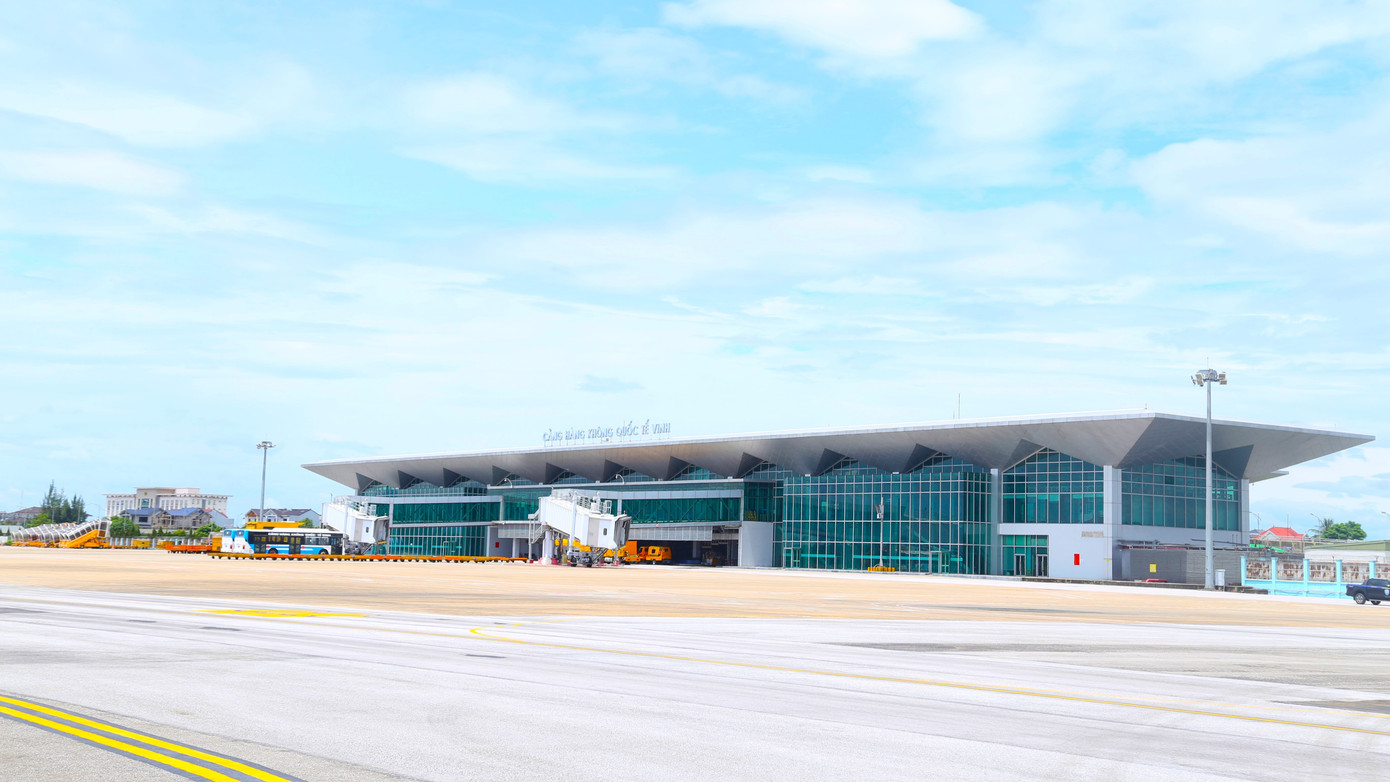 Từ ngày 1/7, Cảng hàng không quốc tế Vinh (tỉnh Nghệ An) chính thức tạm ngừng khai thác để triển khai dự án nâng cấp quy mô lớn với tổng mức đầu tư gần 1.000 tỷ đồng. Dự án do Tổng công ty Cảng hàng không Việt Nam - ACV làm chủ đầu tư. Dự án gồm ba hạng mục chính: Sửa chữa đường băng và hai đường lăn, mở rộng sân đỗ máy bay và cải tạo, mở rộng nhà ga hành khách quốc nội. Đây là cột mốc quan trọng đánh dấu bước chuyển mình mạnh mẽ của sân bay Vinh, hướng tới hình ảnh một sân bay hiện đại, chuyên nghiệp, đáp ứng tốt hơn nhu cầu phát triển của khu vực Bắc Trung Bộ. Từ ngày 1/7, Cảng hàng không quốc tế Vinh (tỉnh Nghệ An) chính thức tạm ngừng khai thác để triển khai dự án nâng cấp quy mô lớn với tổng mức đầu tư gần 1.000 tỷ đồng. Dự án do Tổng công ty Cảng hàng không Việt Nam - ACV làm chủ đầu tư. Dự án gồm ba hạng mục chính: Sửa chữa đường băng và hai đường lăn, mở rộng sân đỗ máy bay và cải tạo, mở rộng nhà ga hành khách quốc nội. Đây là cột mốc quan trọng đánh dấu bước chuyển mình mạnh mẽ của sân bay Vinh, hướng tới hình ảnh một sân bay hiện đại, chuyên nghiệp, đáp ứng tốt hơn nhu cầu phát triển của khu vực Bắc Trung Bộ.