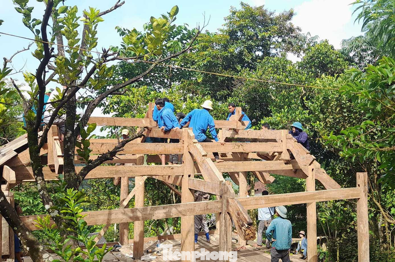 Lo sợ sạt lở đất vùi lấp nhà cửa, người dân đành phải tháo dỡ nhà, di dời tài sản, dựng lều sống tạm.