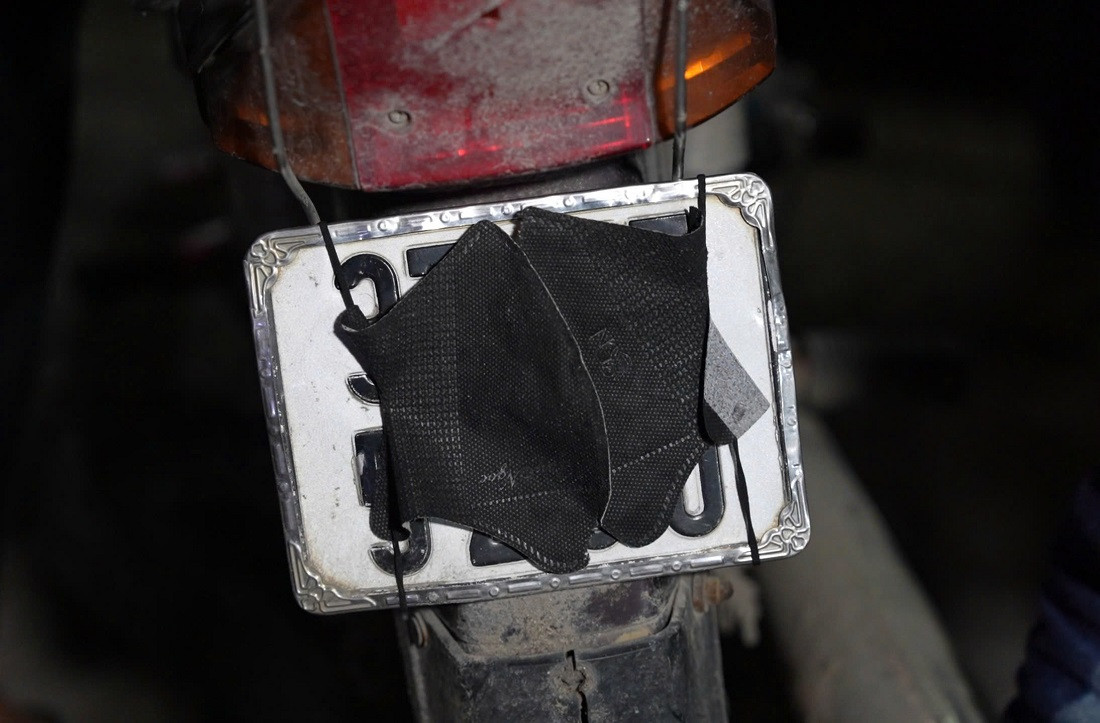 Các đối tượng dùng khẩu trang che biển số, mang theo hung khí