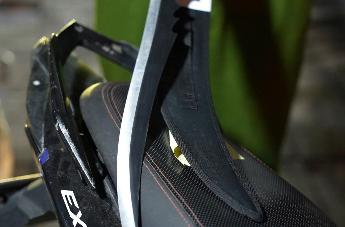 Các đối tượng dùng khẩu trang che biển số, mang theo hung khí