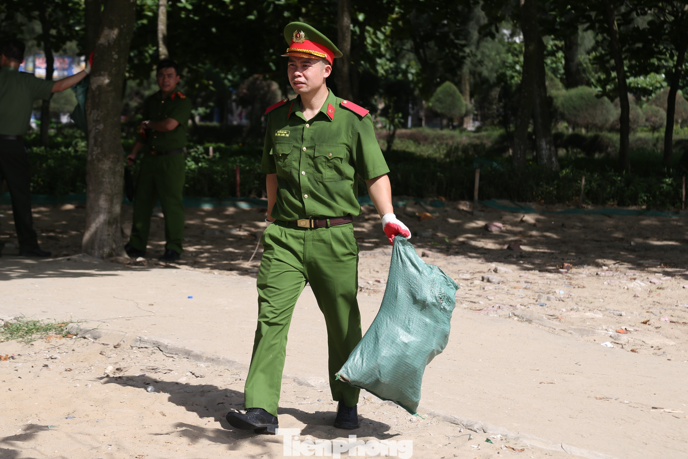Cán bộ, chiến sĩ Công an hưởng ứng dọn vệ sinh dọc bãi biển, thu gom rác thải nhựa sau lễ ra quân.
