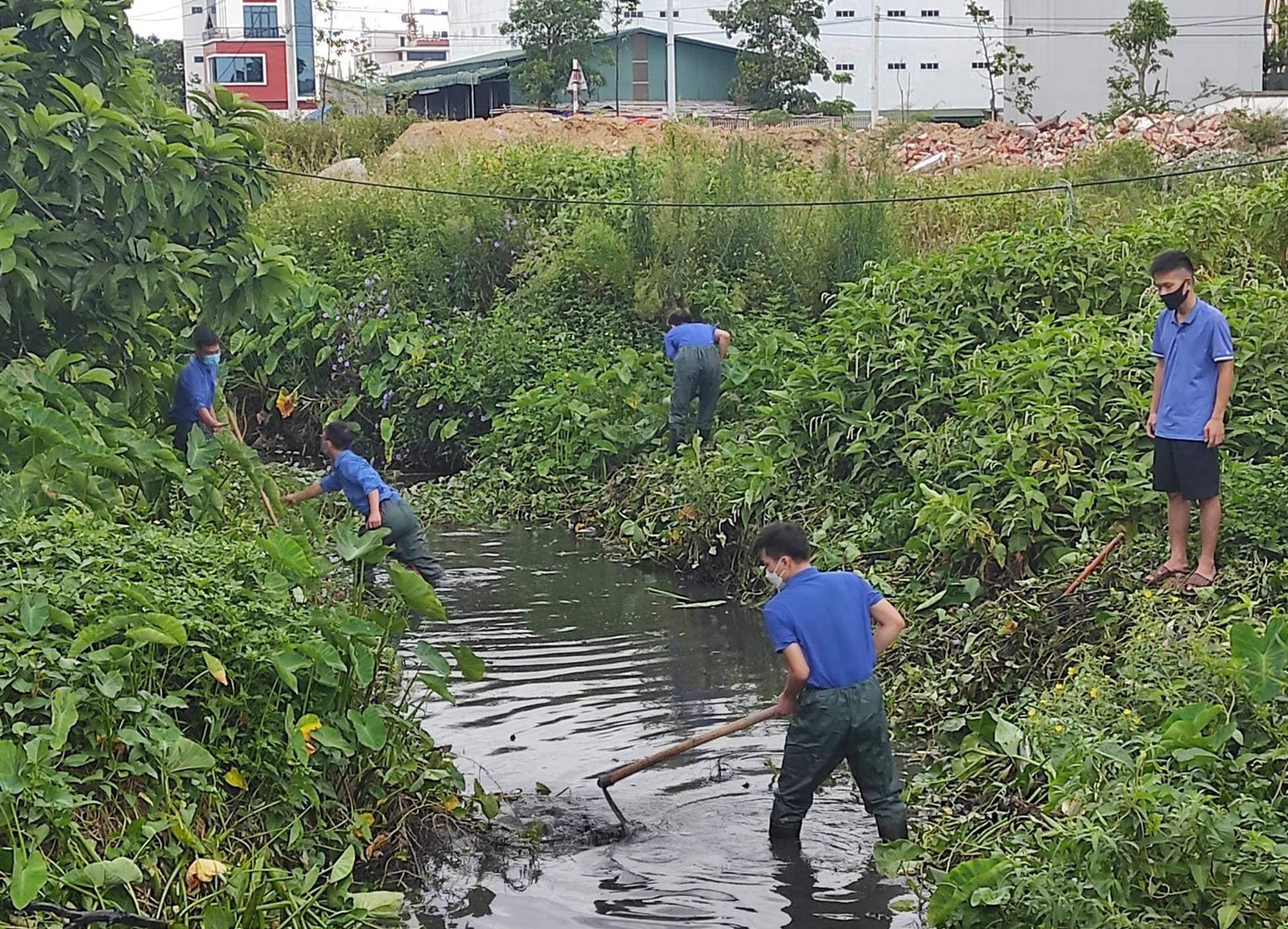 Tại các kênh mương, đoàn viên thanh niên làm việc với tinh thần hăng say, tích cực và quyết tâm cao; bụi rậm, cây cối đã được phát quang sạch sẽ, mương thoát nước dài hơn 100m đã được khơi thông dòng chảy.