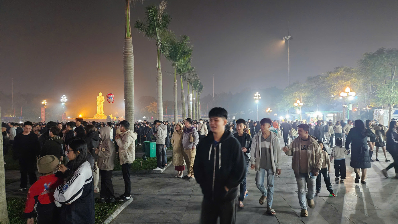 Hàng nghìn người dân đến thưởng thức chương trình nghệ thuật chào Xuân Ất Tỵ 2025 tại Quảng trường Hồ Chí Minh. Hàng nghìn người dân đến thưởng thức chương trình nghệ thuật chào Xuân Ất Tỵ 2025 tại Quảng trường Hồ Chí Minh.