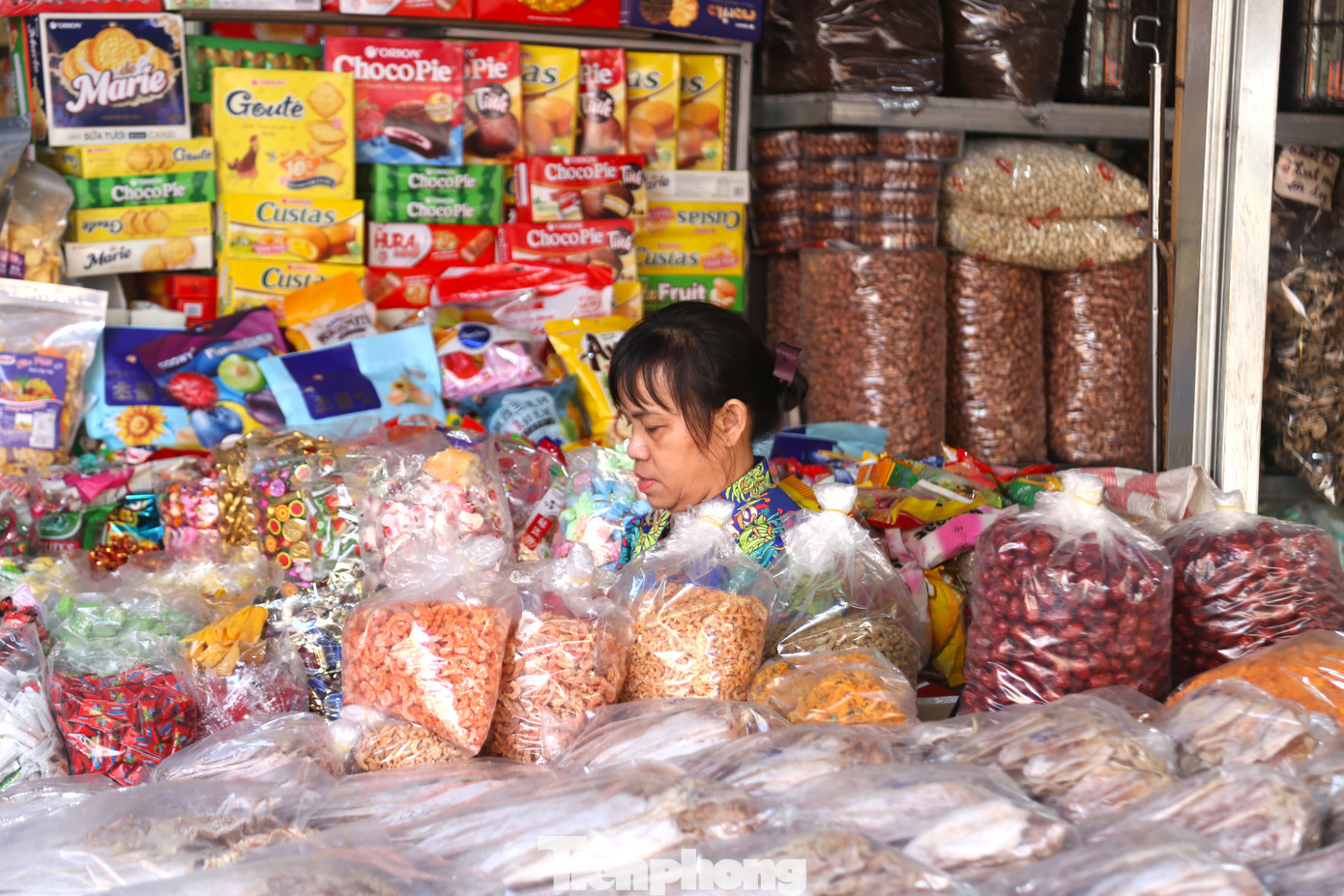 “Ế ẩm lắm, chưa năm nào ế như năm nay. Tết đến nơi mà chưa thấy khách đâu. Hy vọng là những ngày tới, người mua sắm sẽ đông hơn, cả năm chỉ trông chờ mỗi cái Tết”, bà Loan chia sẻ. “Ế ẩm lắm, chưa năm nào ế như năm nay. Tết đến nơi mà chưa thấy khách đâu. Hy vọng là những ngày tới, người mua sắm sẽ đông hơn, cả năm chỉ trông chờ mỗi cái Tết”, bà Loan chia sẻ.