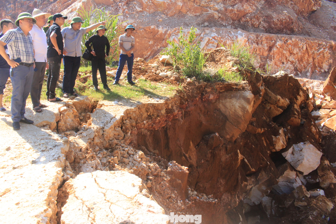 Lãnh đạo huyện Quỳ Hợp có mặt tại hiện trường, chỉ đạo khắc phục sự cố, sớm ổn định sản xuất Lãnh đạo huyện Quỳ Hợp có mặt tại hiện trường, chỉ đạo khắc phục sự cố, sớm ổn định sản xuất