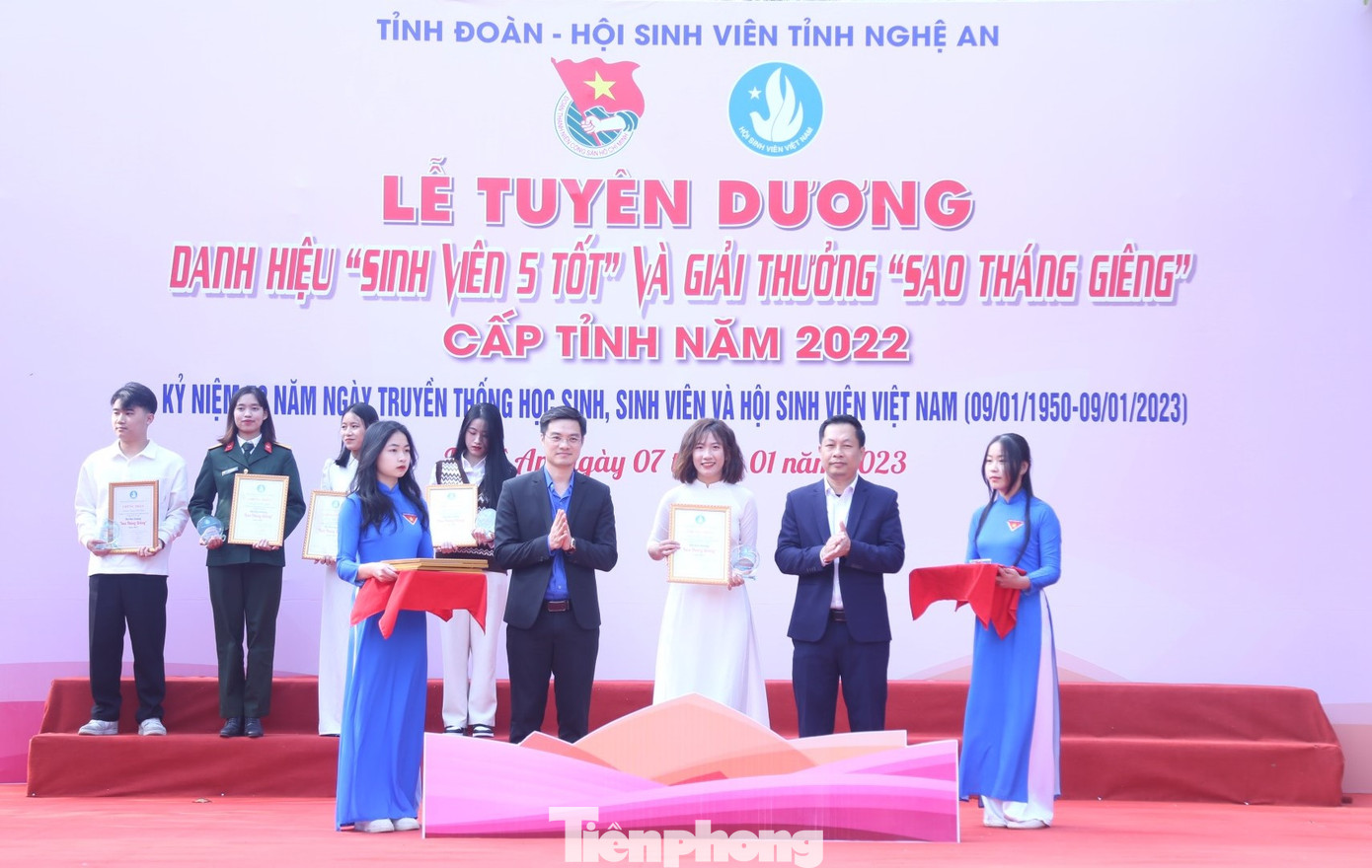 BTC trao giải thưởng "Sao tháng Giêng" cho những sinh viên, là cán bộ Đoàn, Hội có thành tích xuất sắc trong học tập và rèn luyện, trong công tác Hội Sinh viên, công tác Đoàn và phong trào sinh viên. BTC trao giải thưởng "Sao tháng Giêng" cho những sinh viên, là cán bộ Đoàn, Hội có thành tích xuất sắc trong học tập và rèn luyện, trong công tác Hội Sinh viên, công tác Đoàn và phong trào sinh viên.