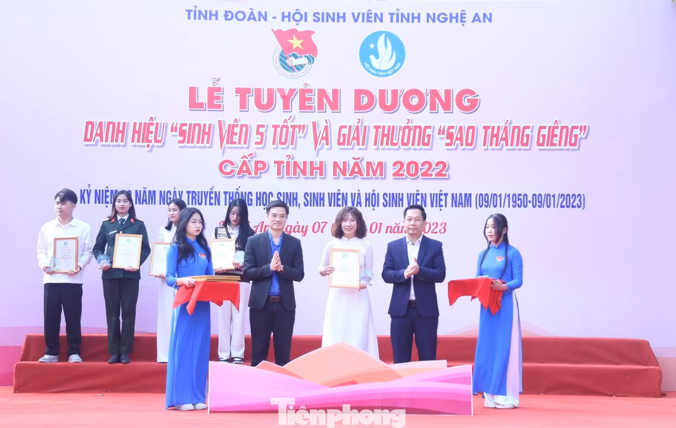 BTC trao giải thưởng "Sao tháng Giêng" cho những sinh viên, là cán bộ Đoàn, Hội có thành tích xuất sắc trong học tập và rèn luyện, trong công tác Hội Sinh viên, công tác Đoàn và phong trào sinh viên.