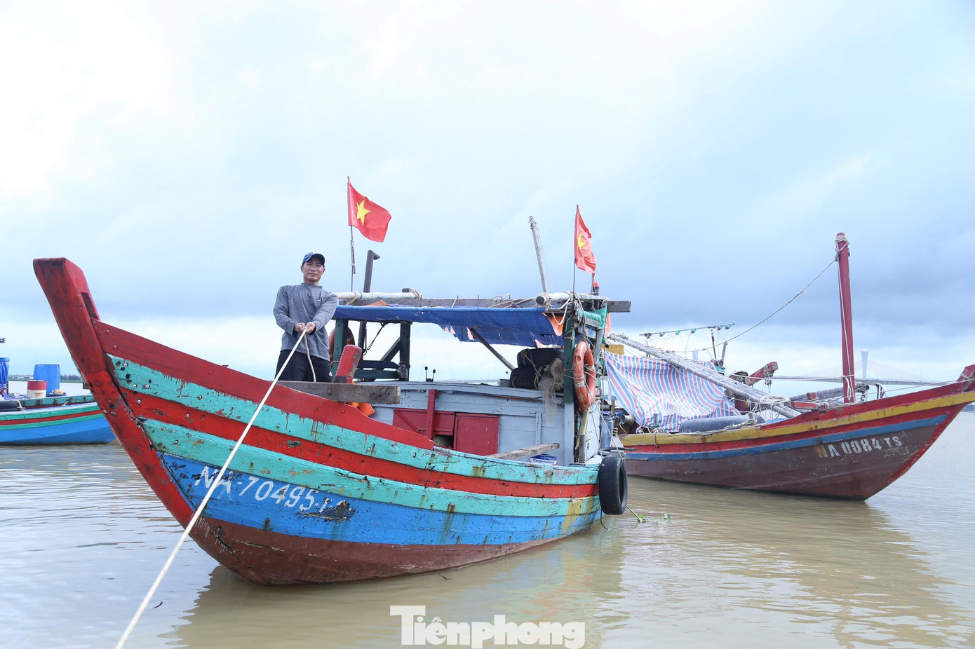 Anh Võ Văn Hiền (SN 1985, trú phường Nghi Hải, TX Cửa Lò) cho biết: “Vài ngày tới đoàn tàu của chúng tôi có thể chuẩn bị ra khơi. Tuy nhiên nghe dự báo thời tiết vài ngày tới có bão đổ bộ nên chúng tôi phải về nơi trú bão an toàn”. Anh Võ Văn Hiền (SN 1985, trú phường Nghi Hải, TX Cửa Lò) cho biết: “Vài ngày tới đoàn tàu của chúng tôi có thể chuẩn bị ra khơi. Tuy nhiên nghe dự báo thời tiết vài ngày tới có bão đổ bộ nên chúng tôi phải về nơi trú bão an toàn”.