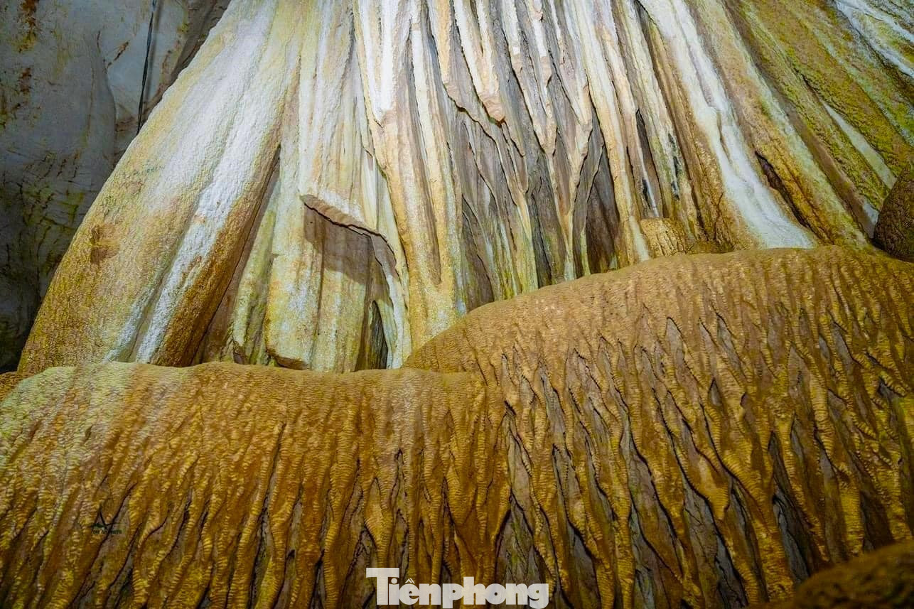 Lòng hang khá rộng, có nhiều măng đá, trụ đá, nhũ đá tạo nên những hình thù sống động. Các khối đá trong hang được thiên nhiên gọt dũa tạo thành những hình thù trừu tượng như ruộng bậc thang, bộ cồng chiêng, giường công chúa… hay những dụng cụ gắn liền với cuộc sống thời xưa của người Thái như dao, nỏ, liềm…