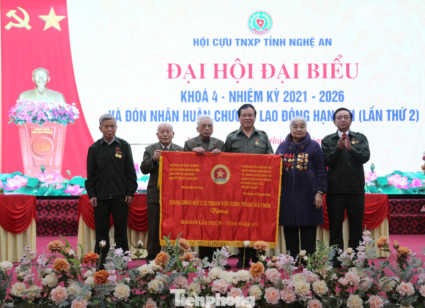 Ông Vũ Trọng Kim - Chủ tịch Hội cựu TNXP Việt Nam trao tặng cờ truyền thống lực lượng TNXP Việt Nam cho Hội cựu TNXP Nghệ An. Ông Vũ Trọng Kim - Chủ tịch Hội cựu TNXP Việt Nam trao tặng cờ truyền thống lực lượng TNXP Việt Nam cho Hội cựu TNXP Nghệ An.