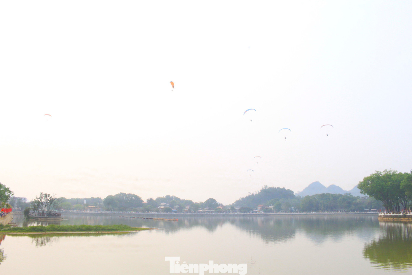 Hồ Thung Mây nằm ở trung tâm thị trấn Quỳ Hợp, huyện Quỳ Hợp, tỉnh Nghệ An. Hồ mang tên gọi Thung Mây bởi trước đây từng là một thung lũng rậm rạp, bạt ngàn cây song, cây mây. Hồ mang vẻ đẹp quyến rũ của một vùng non nước hữu tình.