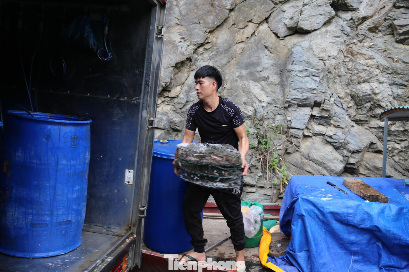 Tại đây, buổi sáng từ 7 đến 10 giờ là thời điểm tấp nập người qua lại trao đổi hàng hóa.