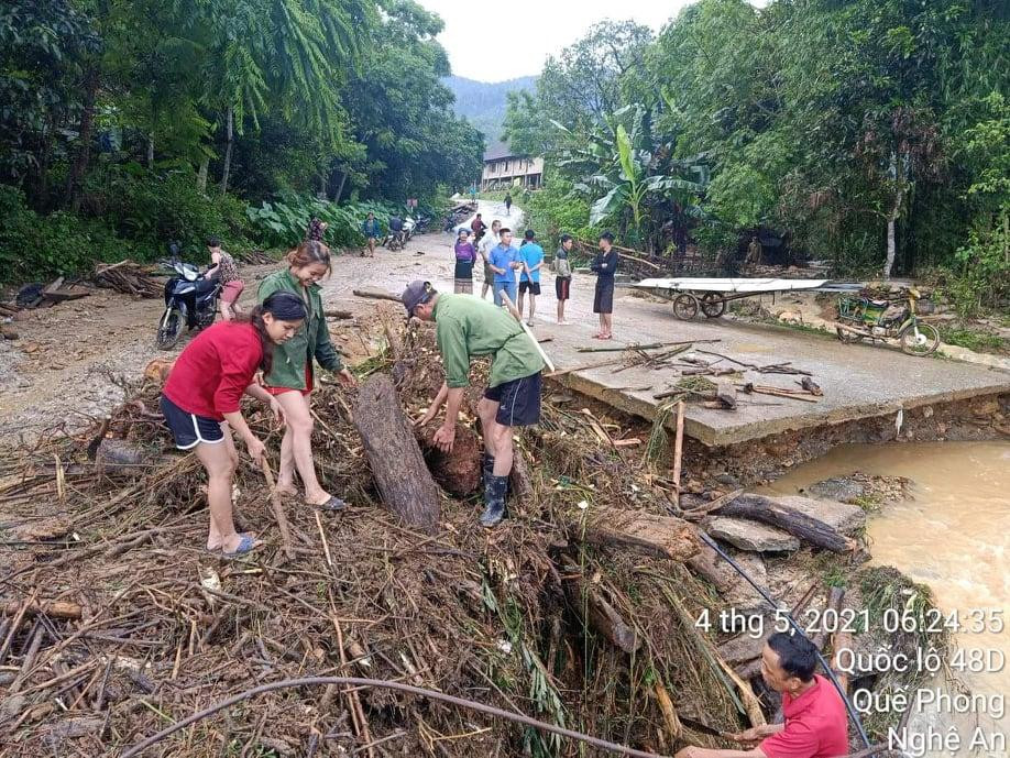 Người dân tập trung khắc phục hậu quả sau mưa lớn