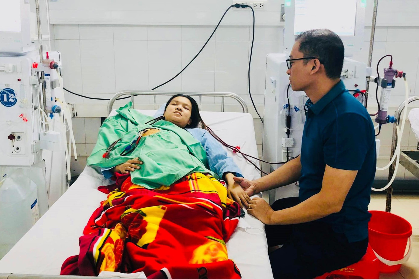 Anh Hùng đồng hành cùng vợ điều trị căn bệnh suy thận.