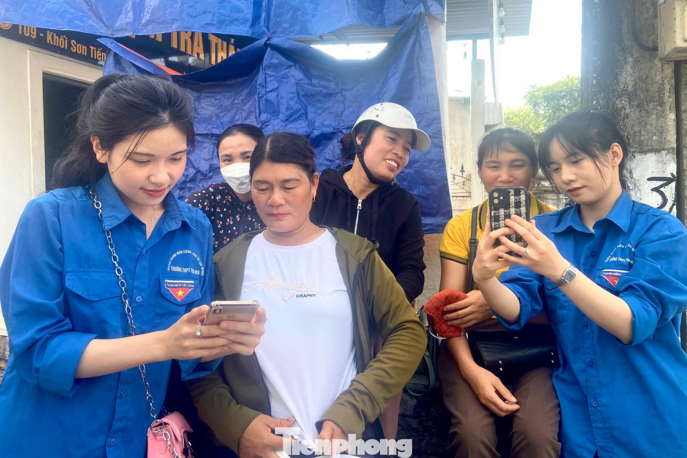 Đoàn viên, thanh niên đã trực tiếp xuống tận các thôn, xóm, bản để hướng dẫn người dân kích hoạt, sử dụng tài khoản định danh điện tử.