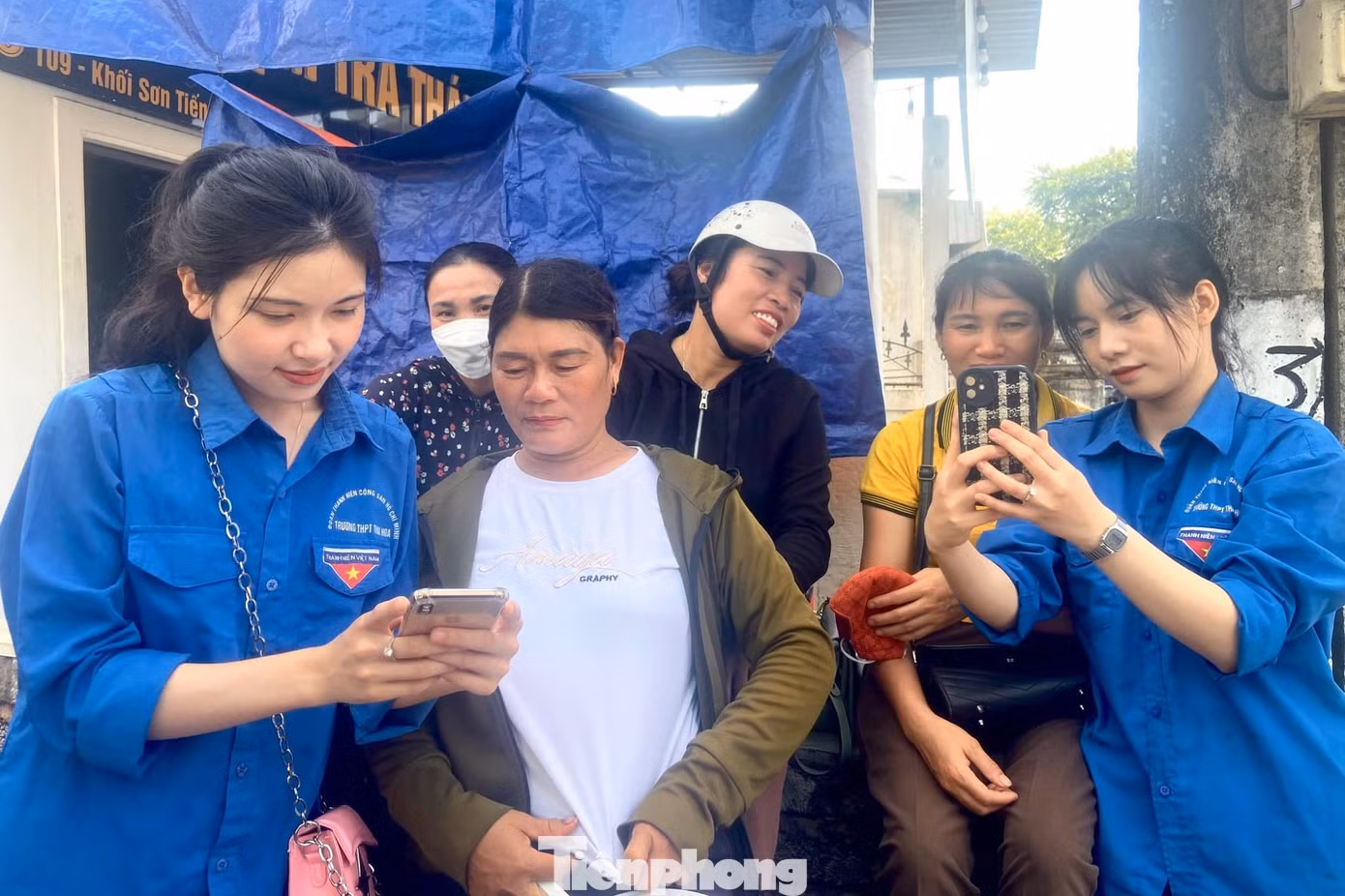 Đoàn viên, thanh niên đã trực tiếp xuống tận các thôn, xóm, bản để hướng dẫn người dân kích hoạt, sử dụng tài khoản định danh điện tử.
