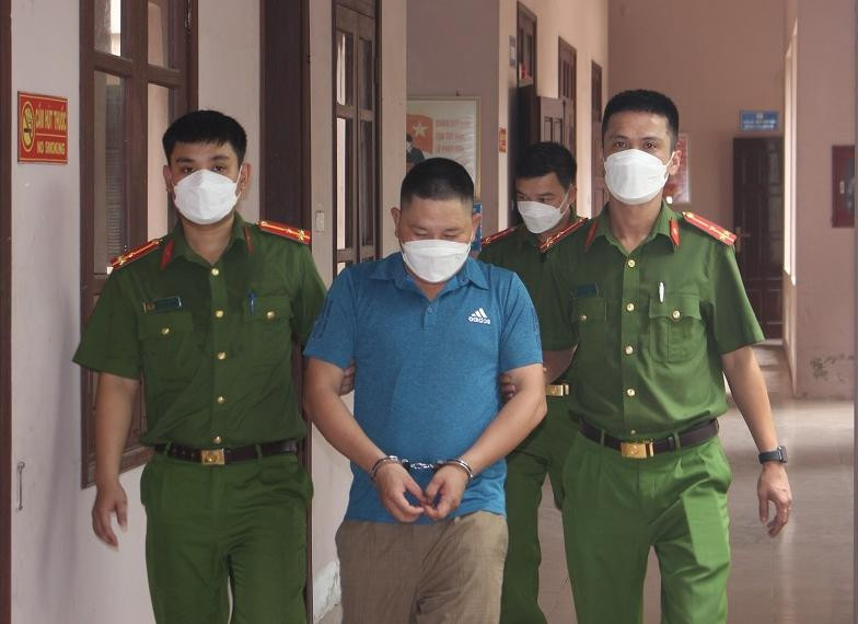 Công an dẫn giải đối tượng Đinh Hồng Anh Công an dẫn giải đối tượng Đinh Hồng Anh