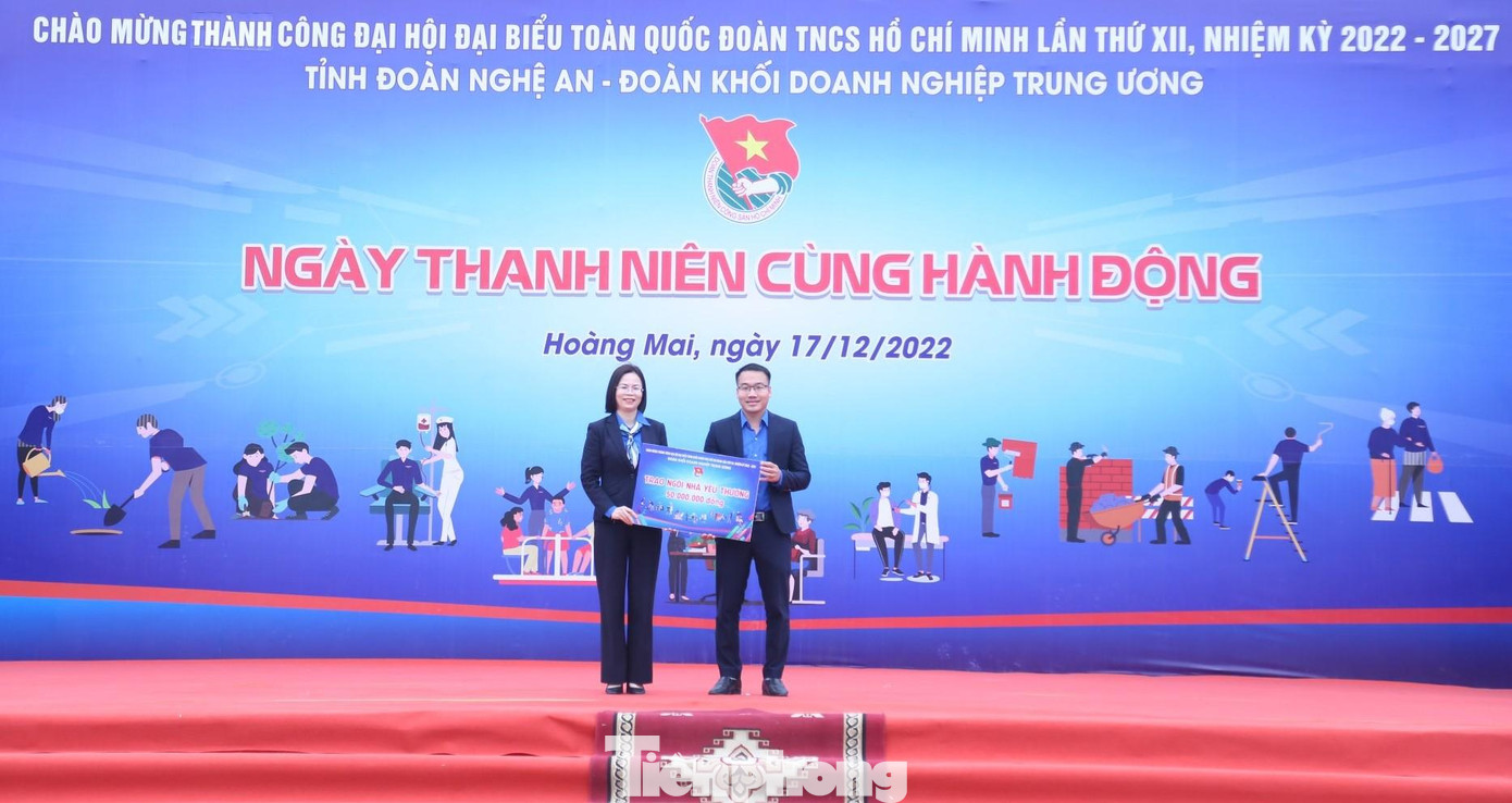 Trao tặng kinh phí 50 triệu đồng hỗ trợ xây dựng nhà nhân ái cho gia đình bà Lâm Thị Tăng, thôn 8, xã Quỳnh Lộc. Gia đình bà Tăng có hoàn cảnh khó khăn, hiện một mình bà nuôi 2 cháu mồ côi. Vì lý do sức khỏe, bà Tăng không thể trực tiếp tham dự chương trình nên BTC đã trao phần quà cho đại diện gia đình là Lê Văn Trọng – Bí thư Đoàn xã Quỳnh Lộc. Trao tặng kinh phí 50 triệu đồng hỗ trợ xây dựng nhà nhân ái cho gia đình bà Lâm Thị Tăng, thôn 8, xã Quỳnh Lộc. Gia đình bà Tăng có hoàn cảnh khó khăn, hiện một mình bà nuôi 2 cháu mồ côi. Vì lý do sức khỏe, bà Tăng không thể trực tiếp tham dự chương trình nên BTC đã trao phần quà cho đại diện gia đình là Lê Văn Trọng – Bí thư Đoàn xã Quỳnh Lộc.