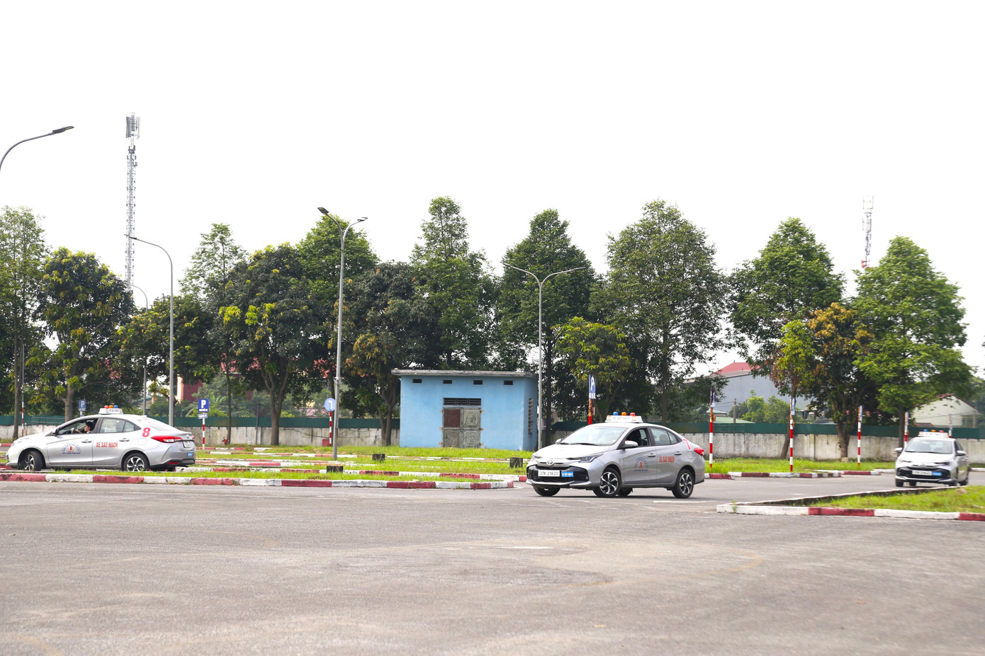 Học viên thực hành lái xe trong kỳ thi sát hạch giấy phép tại Nghệ An. Học viên thực hành lái xe trong kỳ thi sát hạch giấy phép tại Nghệ An.