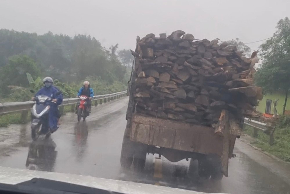 Xe tải liên tục lạng lách, đánh võng trên đường