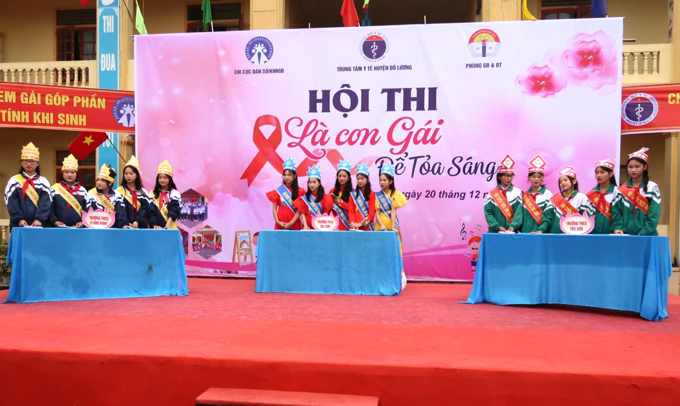 Ba đội chơi tham gia hội thi "Là con gái để tỏa sáng" Ba đội chơi tham gia hội thi "Là con gái để tỏa sáng"