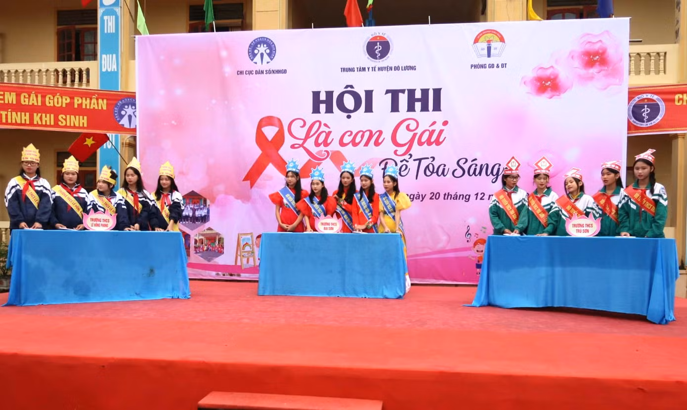 Ba đội chơi tham gia hội thi "Là con gái để tỏa sáng"