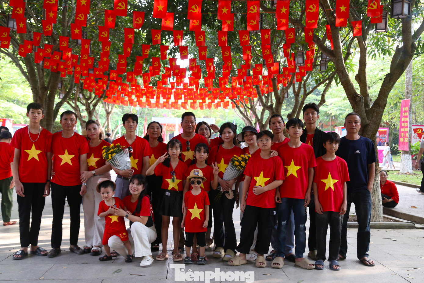 Theo Ban quản lý Khu di tích lịch sử quốc gia đặc biệt Kim Liên, trong ngày nghỉ lễ đầu tiên (ngày 30/4), Khu di tích đón hơn 1.400 đoàn với hơn 21.000 lượt người. Trong 5 ngày nghỉ lễ, Khu di tích sẽ mở cửa thông tầm vào buổi trưa và thêm 1 giờ vào buổi chiều. Từ nay đến lễ hội Làng Sen và kỷ niệm 135 năm ngày sinh Chủ tịch Hồ Chí Minh (19/5/1890 - 19/5/2025), lượng du khách dự báo sẽ tăng. Công tác tiếp đón, hướng dẫn được chuẩn bị kỹ lưỡng để du khách trong và ngoài nước có những trải nghiệm đẹp khi về thăm quê Bác.