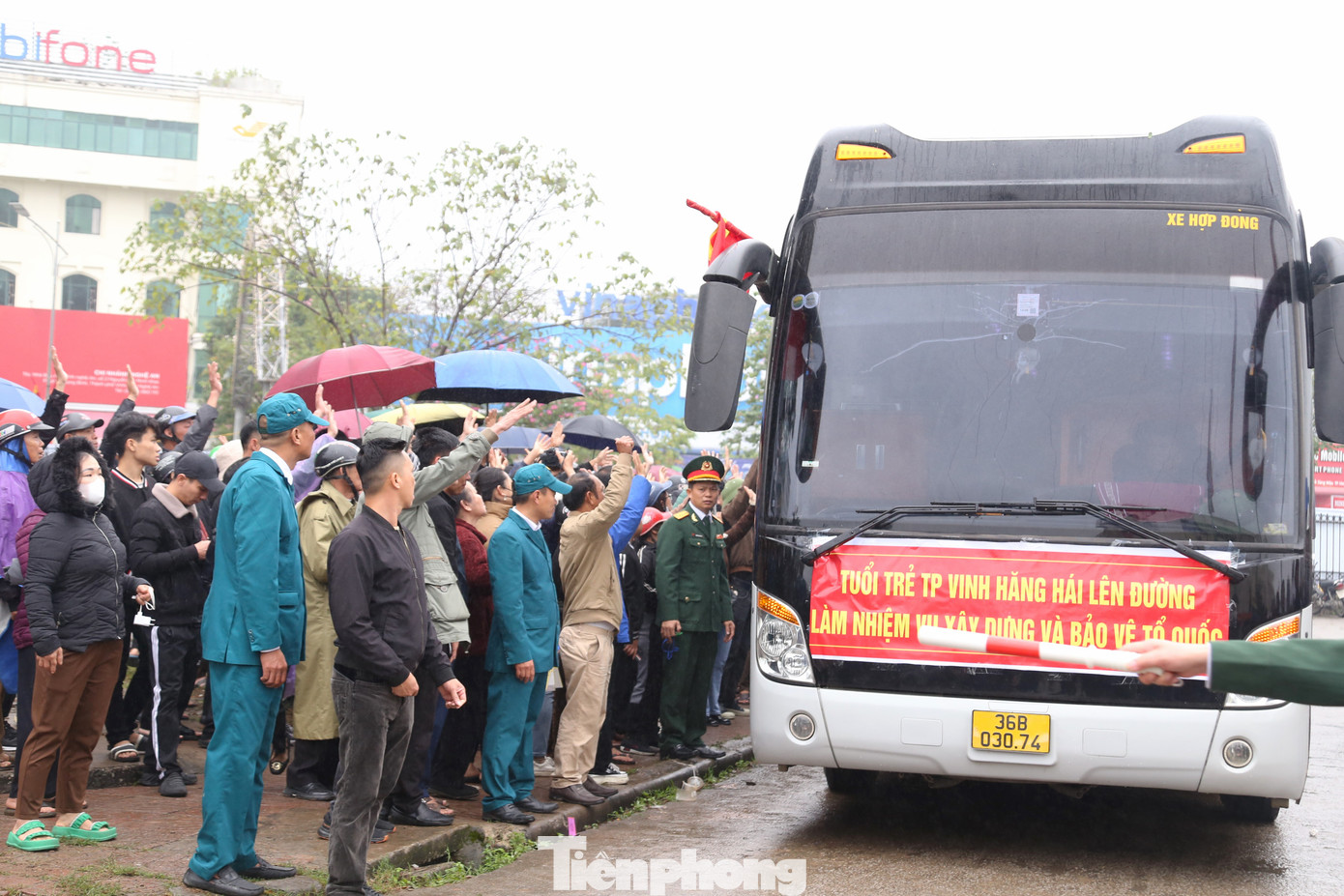 Người thân tiễn các tân binh lên đường đến đơn vị. Người thân tiễn các tân binh lên đường đến đơn vị.