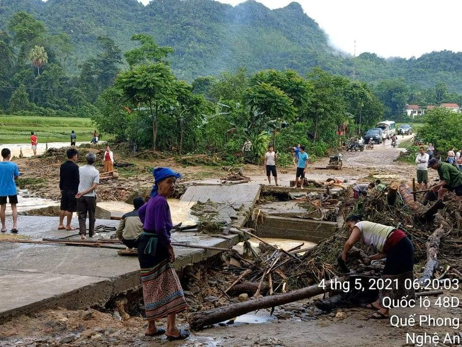 Cây cầu tạm ở bản Tạ nằm trên đường 48D cũng bị hư hỏng nặng