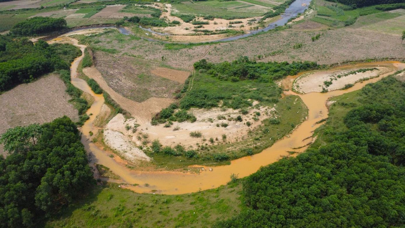 Cơ quan chức năng đang truy tìm nguyên nhân dòng sông Nậm Tôn "đổi màu"