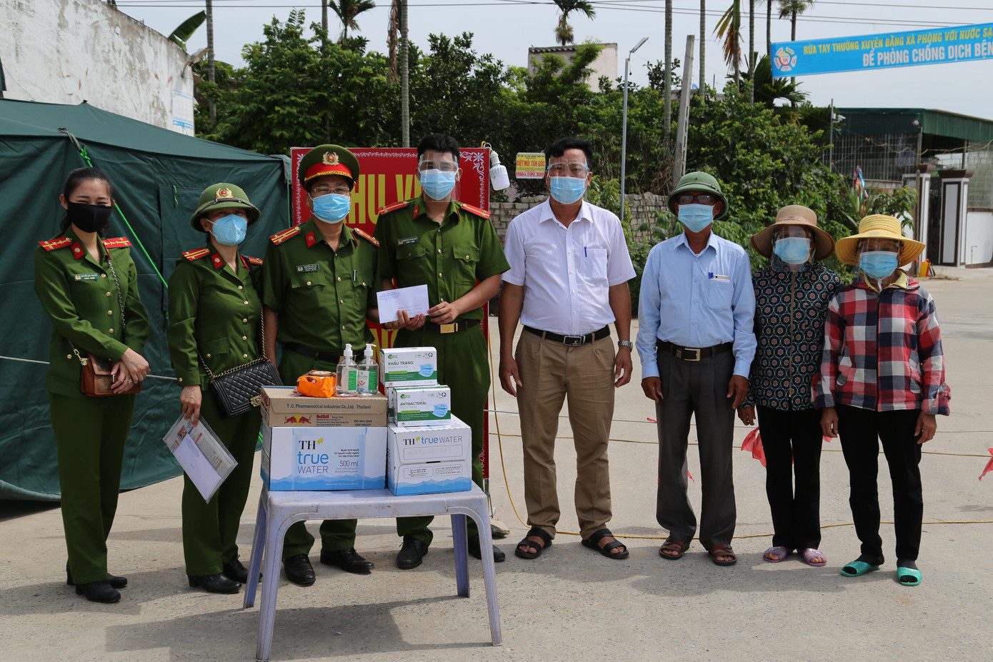 Thăm, tặng quà tại chốt phòng chống dịch xã Minh Châu, huyện Diễn Châu. Thăm, tặng quà tại chốt phòng chống dịch xã Minh Châu, huyện Diễn Châu.