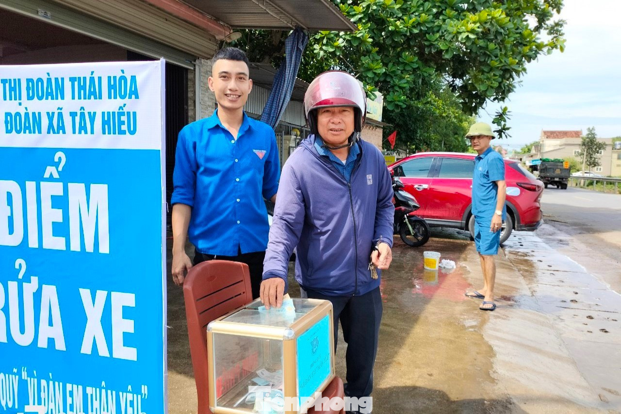 Chỉ trong một ngày tổ chức rửa xe gây quỹ tặng quà cho các em nhỏ có hoàn cảnh khó khăn, Đoàn xã Tây Hiếu và Đoàn phường Quang Tiến đã rửa được hơn 100 xe, thu về số tiền gần 5 triệu đồng. Hình thức vận động tùy lòng hảo tâm, không đưa ra mức giá cụ thể khi rửa xe.