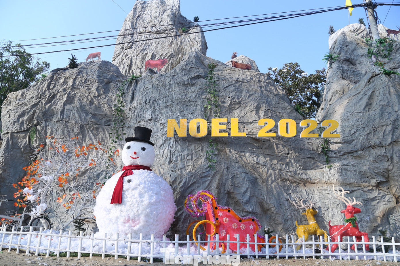 Ông Nguyễn Văn Nhiên, Ban điều hành giáo xứ Kẻ Gai (phụ trách xây dựng hang đá) cho biết, công trình được khởi công từ ngày 13/11 và hoàn thành vào ngày 16/12. Trung bình mỗi ngày giáo xứ huy động khoảng 30 người tham gia thi công. “Hang đá cao tới gần 20m, dài 70m, sử dụng hơn 1.000 cây tre và 7.000 vỏ bao xi măng. Đây được đánh giá là một trong những hang đá được thiết kế độc đáo và hoành tráng nhất ở Nghệ An trong mùa Giáng sinh năm nay” ông Nhiên chia sẻ.