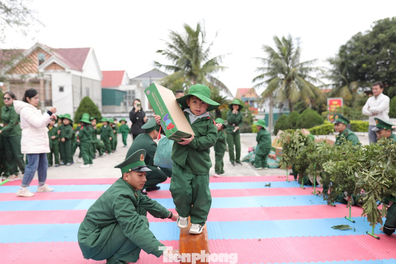 Các hoạt động vui chơi diễn ra sôi nổi, tạo sự gắn kết tình quân dân, mang đến cho các em những kỷ niệm khó quên. Các hoạt động vui chơi diễn ra sôi nổi, tạo sự gắn kết tình quân dân, mang đến cho các em những kỷ niệm khó quên.