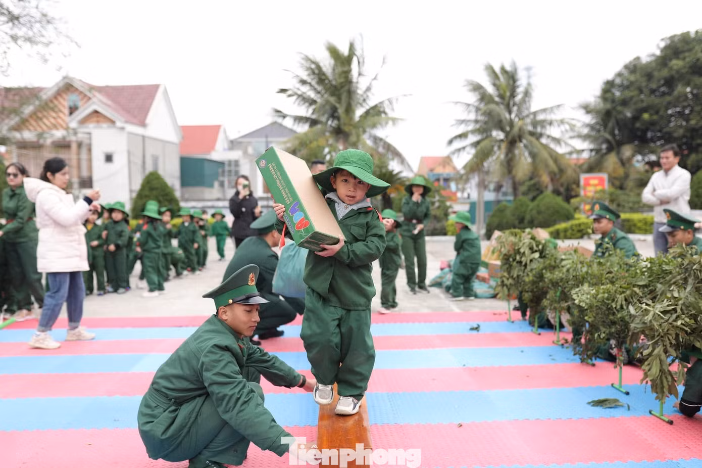 Các hoạt động vui chơi diễn ra sôi nổi, tạo sự gắn kết tình quân dân, mang đến cho các em những kỷ niệm khó quên. Các hoạt động vui chơi diễn ra sôi nổi, tạo sự gắn kết tình quân dân, mang đến cho các em những kỷ niệm khó quên.