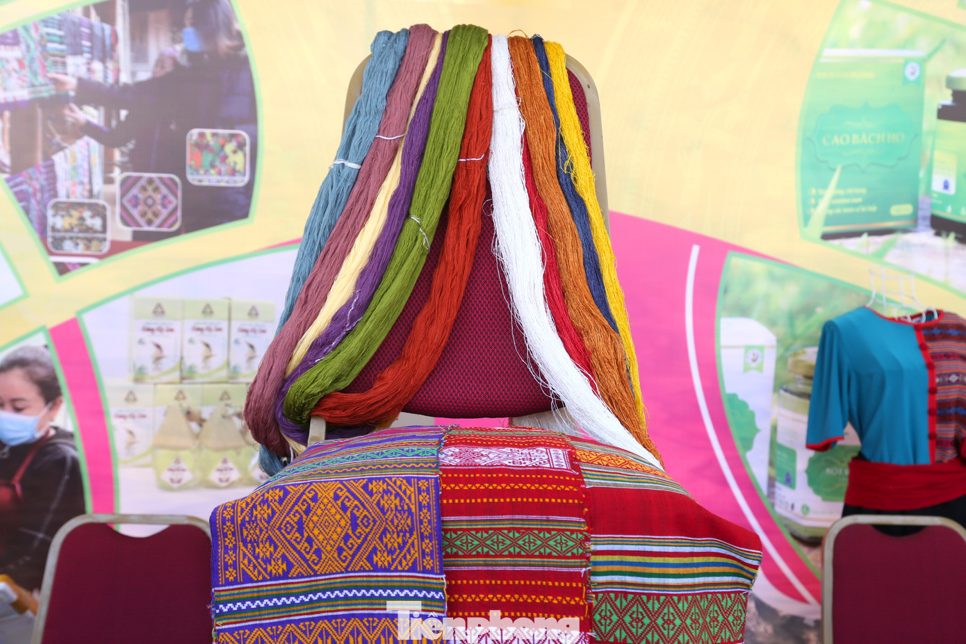 Sản phẩm dệt thổ cẩm bản Na Loi, xã Na Loi, huyện Kỳ Sơn, Nghệ An. Ngày 7/1/2022, bản Na Loi long trọng tổ chức Lễ đón Bằng công nhận làng nghề dệt thổ cẩm của UBND tỉnh Nghệ An. Sản phẩm dệt thổ cẩm bản Na Loi, xã Na Loi, huyện Kỳ Sơn, Nghệ An. Ngày 7/1/2022, bản Na Loi long trọng tổ chức Lễ đón Bằng công nhận làng nghề dệt thổ cẩm của UBND tỉnh Nghệ An.