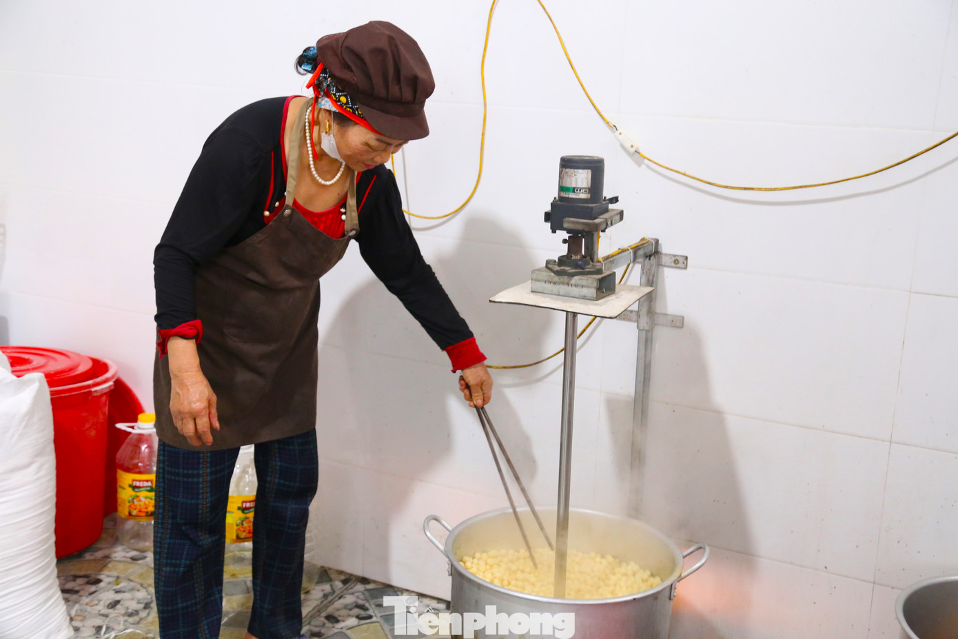Các công đoạn từ trộn bột, tạo hạt, chiên bánh đều sử dụng máy móc hỗ trợ. Các công đoạn từ trộn bột, tạo hạt, chiên bánh đều sử dụng máy móc hỗ trợ.