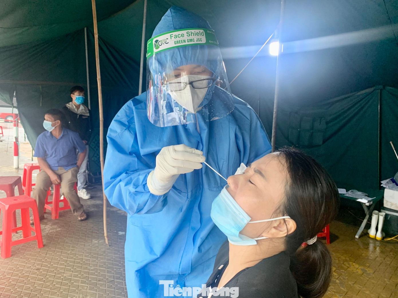 Test nhanh COVID-19 cho người có nhu cầu tại chốt kiểm soát cầu Bến Thủy 1