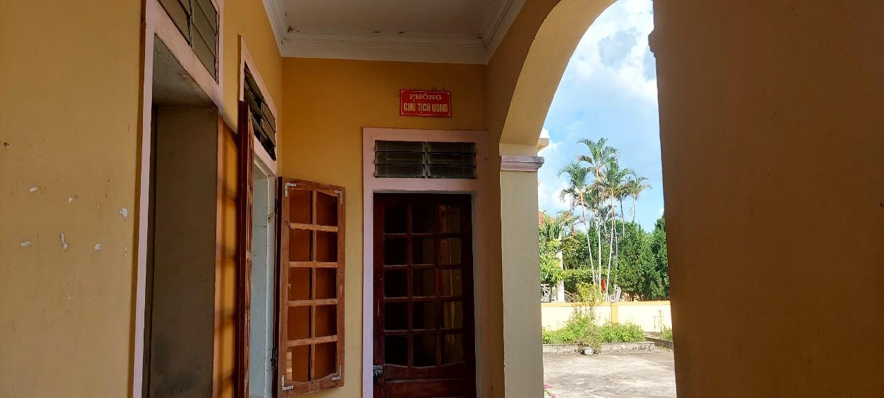 Phòng làm việc của Chủ tịch UBND xã Hồng Sơn khóa trái cửa