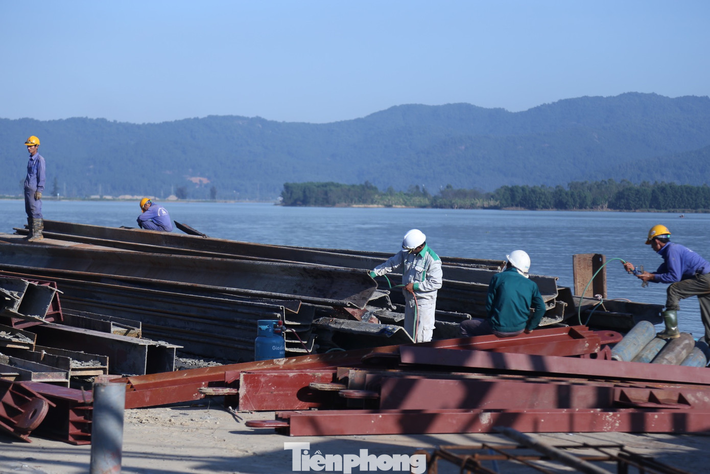 Thời điểm này, các nhà thầu đang dồn nhân lực, phương tiện để đẩy nhanh tiến độ thi công.