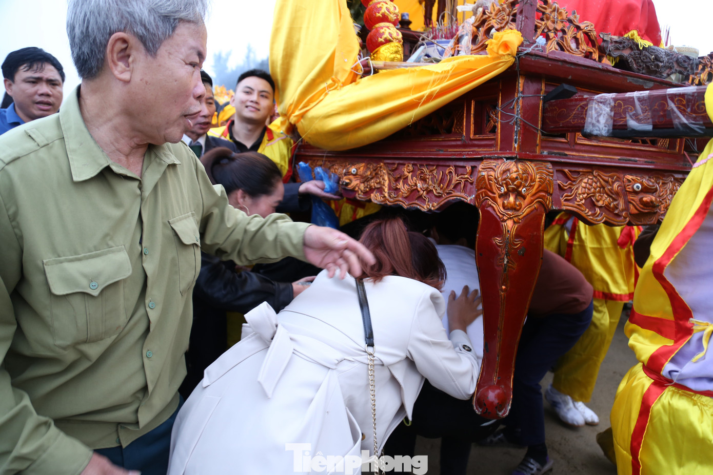 Người dân chui qua kiệu cầu may mắn, bình an.