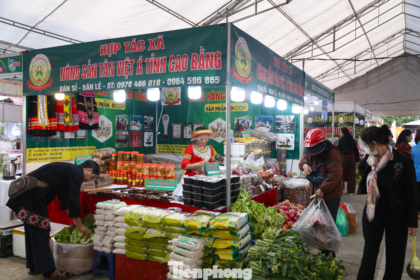 Hội chợ có quy mô 250 gian hàng của hơn 200 đơn vị, doanh nghiệp, hợp tác xã làng nghề trong và ngoài tỉnh.