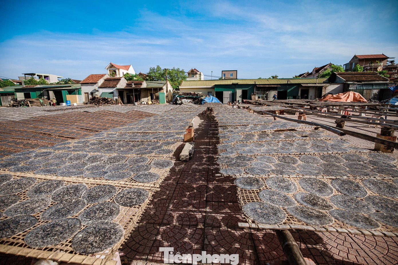 Bà Nguyễn Thị Thu Hiền, Chủ tịch Hội Nông dân thị trấn Đô Lương cho biết, bánh đa Đô Lương đã được cấp giấy chứng nhận sở hữu trí tuệ. Năm 2020, sản phẩm bánh đa của làng được bình chọn là sản phẩm nông nghiệp, nông thôn tiêu biểu cấp huyện và được công nhận là sản phẩm đạt OCOP 3 sao của tỉnh Nghệ An. Đó là niềm tự hào, góp phần lưu giữ “vị quê”, gìn giữ nét văn hóa ẩm thực truyền thống.