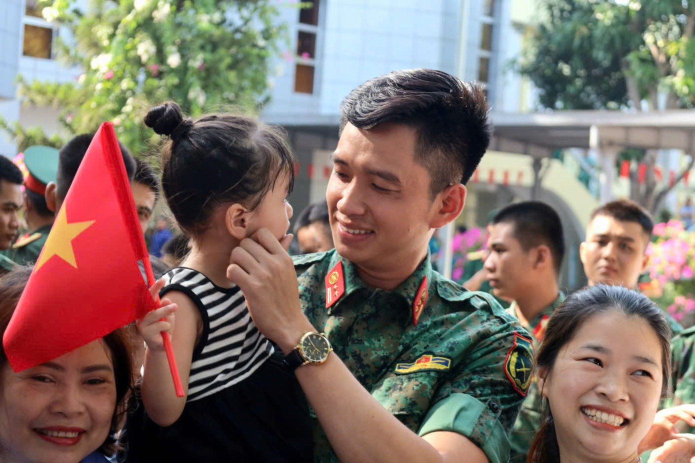 Đông đảo người dân, các em nhỏ chụp ảnh cùng “nam thần quân đội” - Thượng úy Lê Hoàng Hiệp.