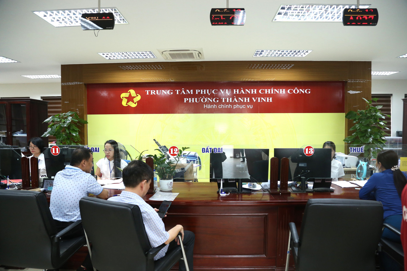 Phường Thành Vinh là địa phương mới được hình thành trên cơ sở sáp nhập các phường Quang Trung, Lê Lợi, Cửa Nam, Đông Vĩnh, Hưng Bình, Hưng Chính. Trong ngày đầu vận hành mô hình chính quyền 2 cấp, hệ thống dữ liệu, hồ sơ của người dân, doanh nghiệp đã được tích hợp đầy đủ, đảm bảo vận hành trơn tru.